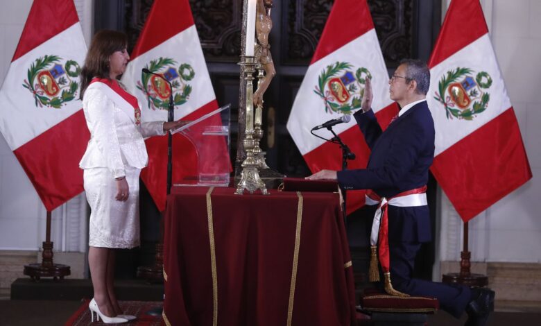La presidenta peruana, Dina Boluarte, anuncia la destitución del primer ministro una semana después de nombrarlo