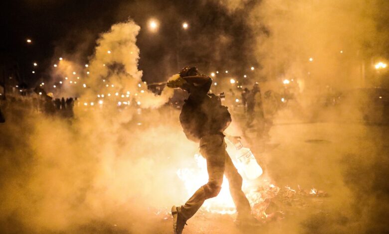 La represión de las protestas y los bloqueos de carreteras dejan 18 muertos en Perú