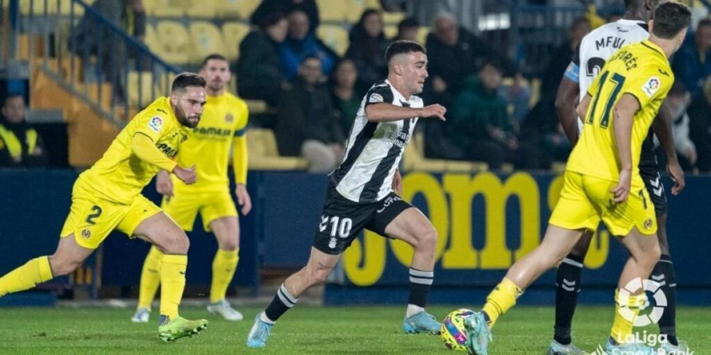 Las Palmas consigue un triunfo de líder ante el Villarreal