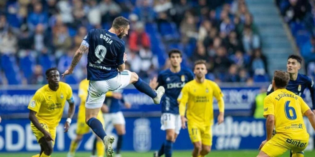 Las Palmas sufre para mantener el liderato ante un buen Oviedo