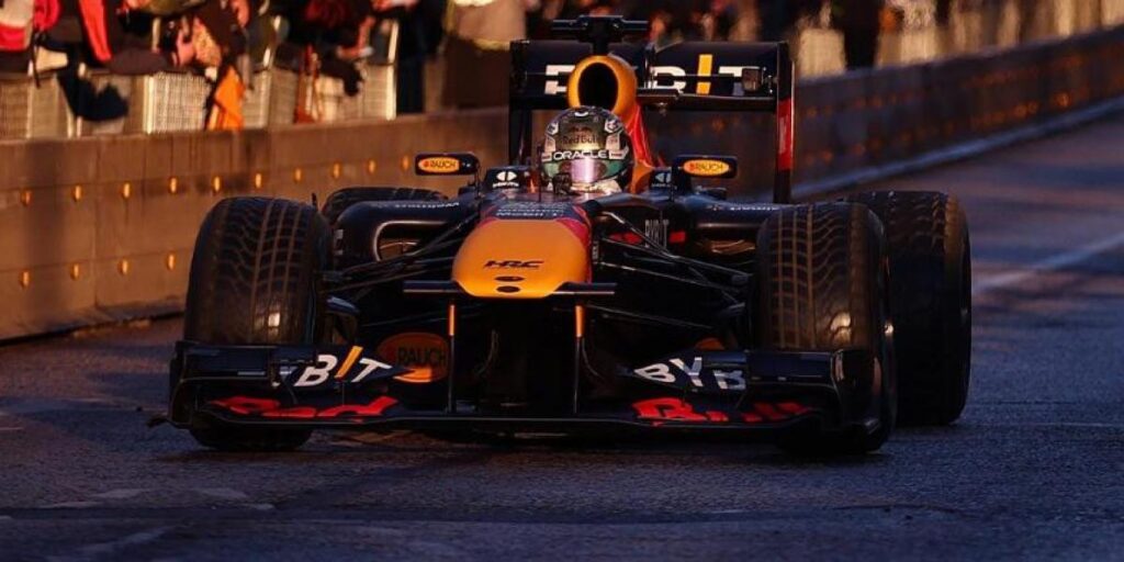 Las mejores imágenes del baño de masas de Red Bull en Milton Keynes