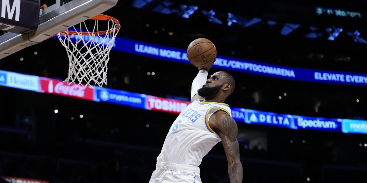 LeBron devuelve el 'showtime' a L.A. con este molinillo espectacular