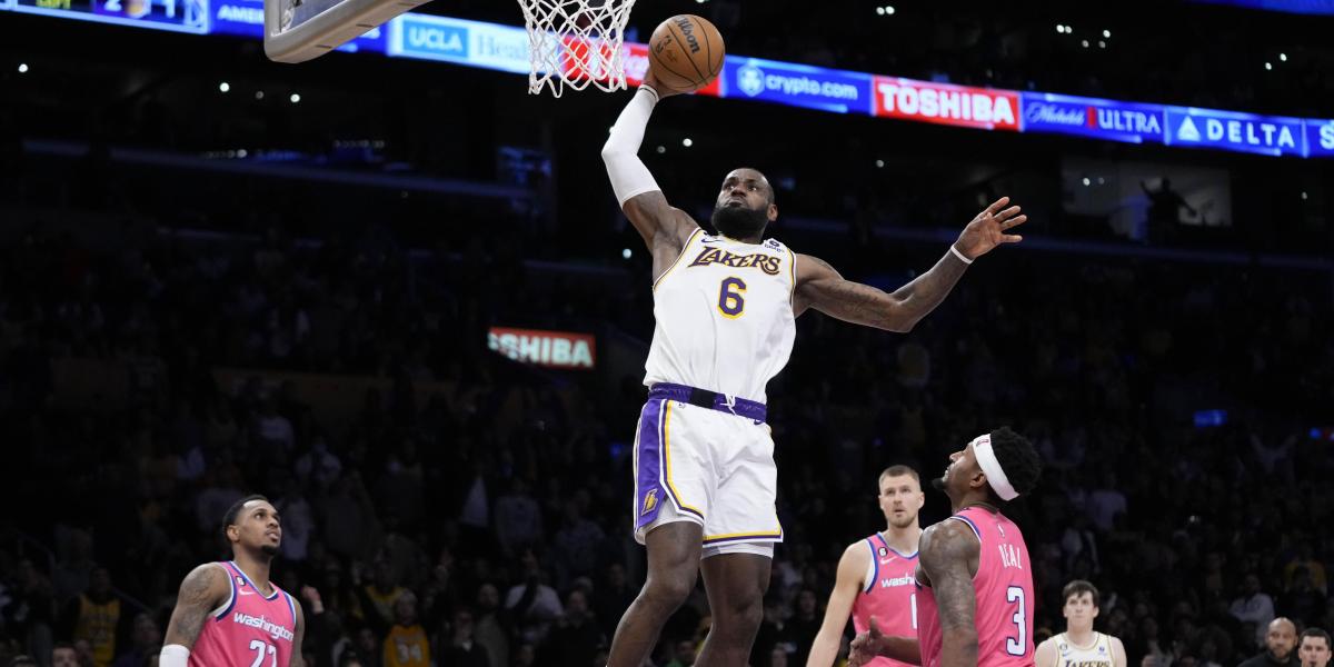 LeBron impresiona en el momento de la verdad: así rescata a los Lakers