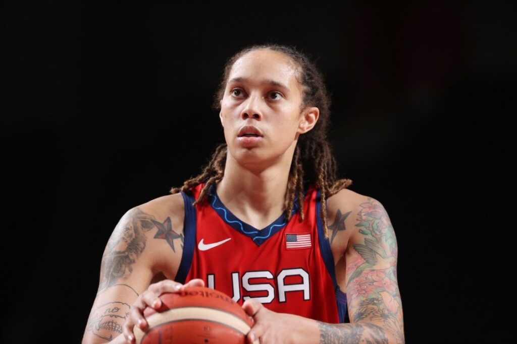 Libera Rusia a Brittney Griner al intercambiarla por Viktor Bout | Video