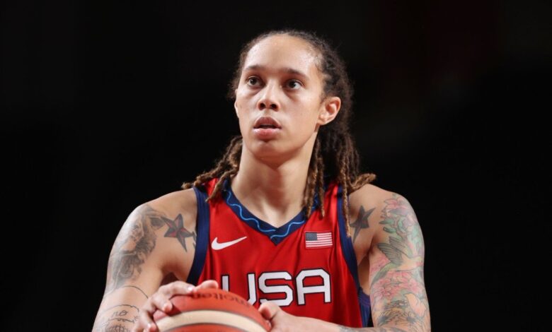 Libera Rusia a Brittney Griner al intercambiarla por Viktor Bout | Video