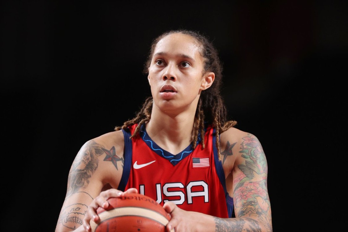 Libera Rusia a Brittney Griner al intercambiarla por Viktor Bout | Video