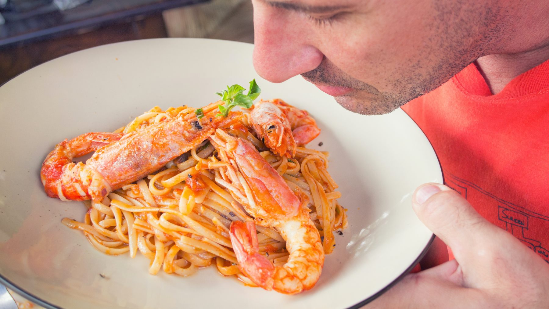 Lo que le pasa a tu cuerpo por chupar las cabezas de las gambas