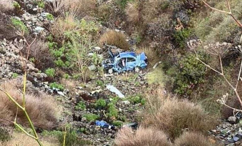 Localizan restos de un hombre dentro de un vehículo en barranca en Tijuana
