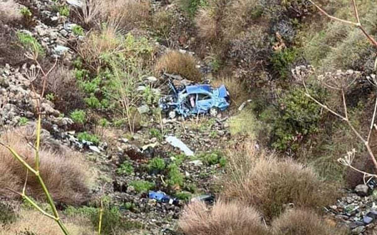 Localizan restos de un hombre dentro de un vehículo en barranca en Tijuana