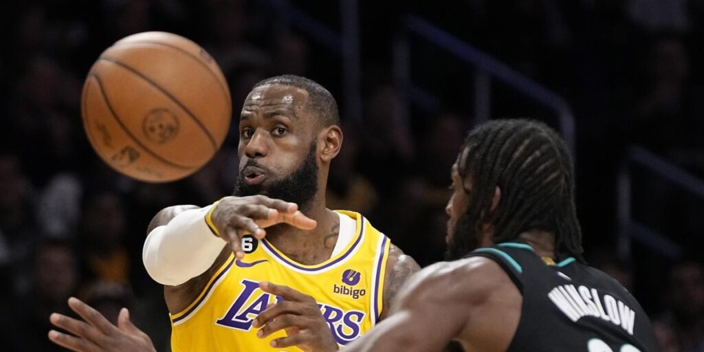 Los Lakers alivian sus penas con un gran LeBron