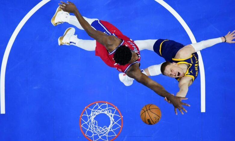 Los Warriors se llevan la primera en la frente sin Curry