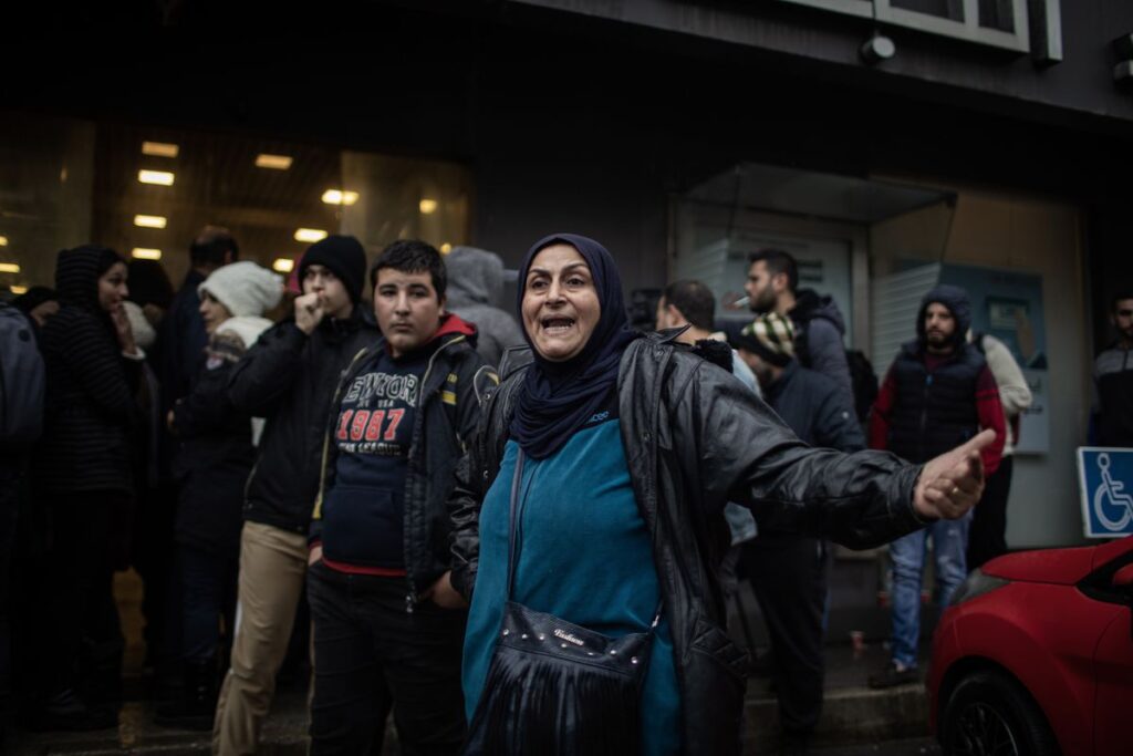 Los libaneses ‘roban’ su propio dinero en los bancos a punta de pistola y con bidones de gasolina