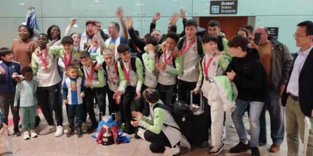 Mao Ye recibe a los campeones