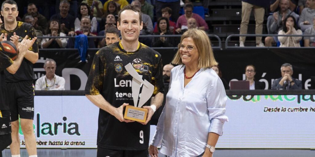 Marcelinho Huertas recibió el Premio al Mejor Jugador Latinoamericano 2021/2022