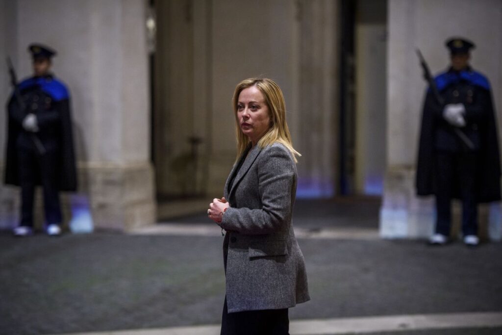 Meloni se impone a sus socios Salvini y Berlusconi con la prórroga al envío de armas a Ucrania