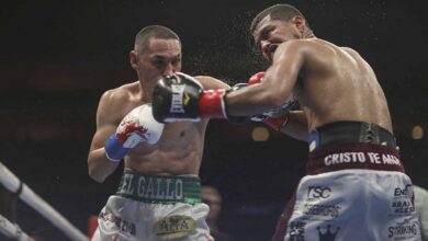 Mexicanos 'Gallo' Estrada y 'Rey' Martínez, campeones mosca y súper mosca