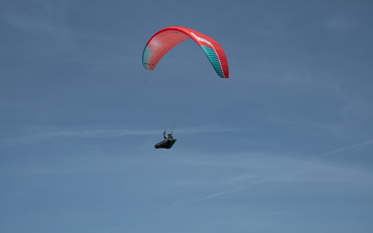 Migrante cruza frontera de España volando en parapente | Video