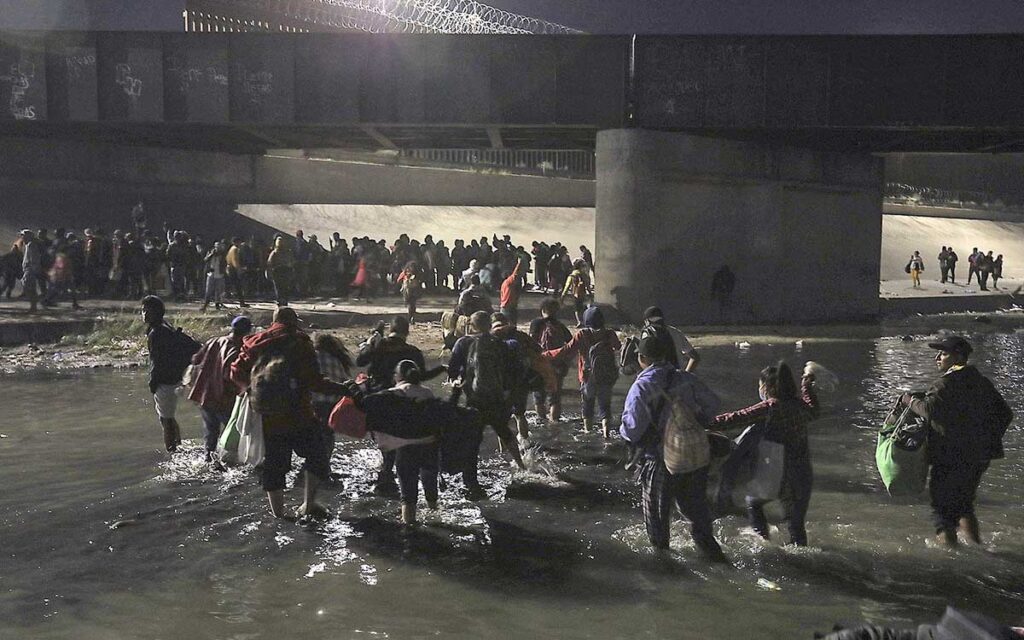 Migrantes que se entregaron en EU cuentan su historia: 'Nos agarró un cartel en Durango'