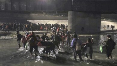 Migrantes que se entregaron en EU cuentan su historia: 'Nos agarró un cartel en Durango'