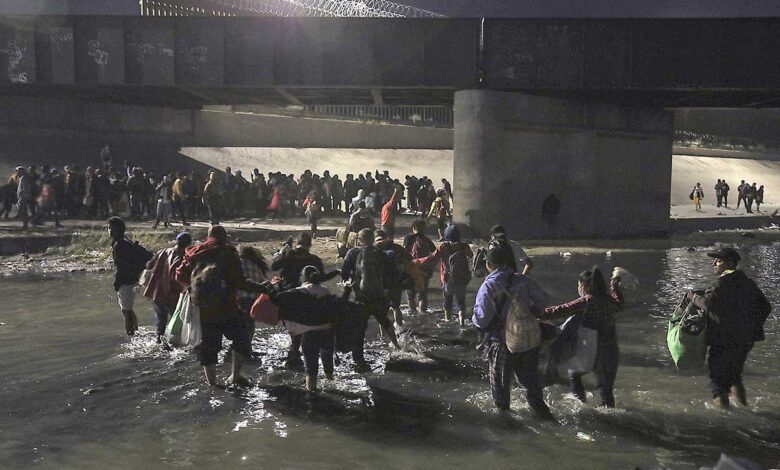 Migrantes que se entregaron en EU cuentan su historia: 'Nos agarró un cartel en Durango'