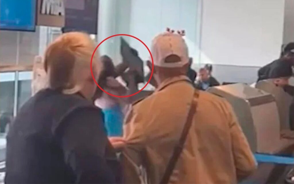 Mujer lanza computadora a trabajador de American Airlines en Aeropuerto de Miami | Videos