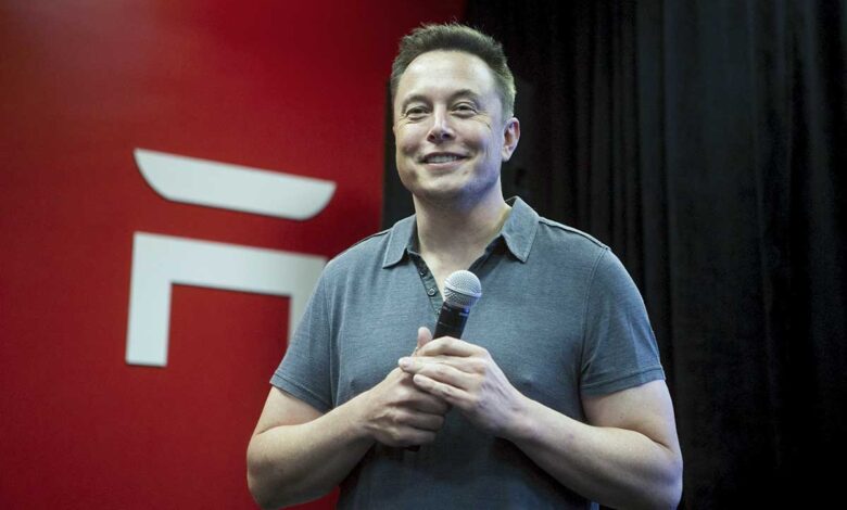 Musk vuelve a vender acciones de Tesla y caen en bolsa