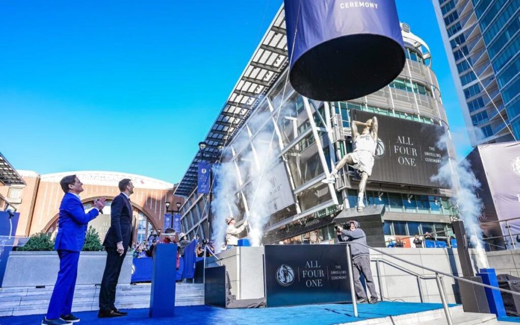 NBA: Develan Mavericks estatua en honor de Dirk Nowitzki | Video