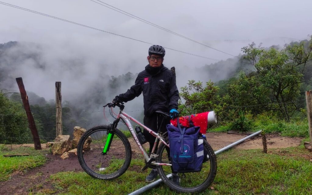 Nemesio Méndez, el reportero oaxaqueño que pedalea para sanar lo que cubre y no puede cambiar