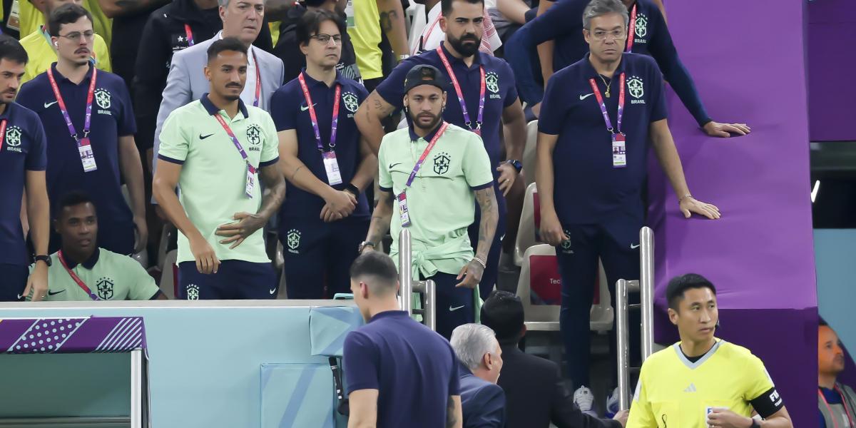 Neymar, en las gradas siguiendo el Camerún-Brasil