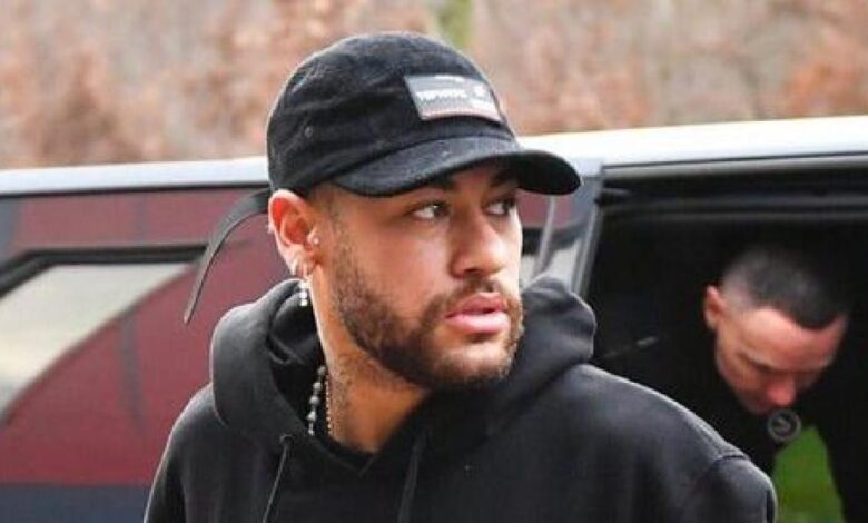 Neymar recoge trofeo para Pelé como el 'Jugador de la historia'
