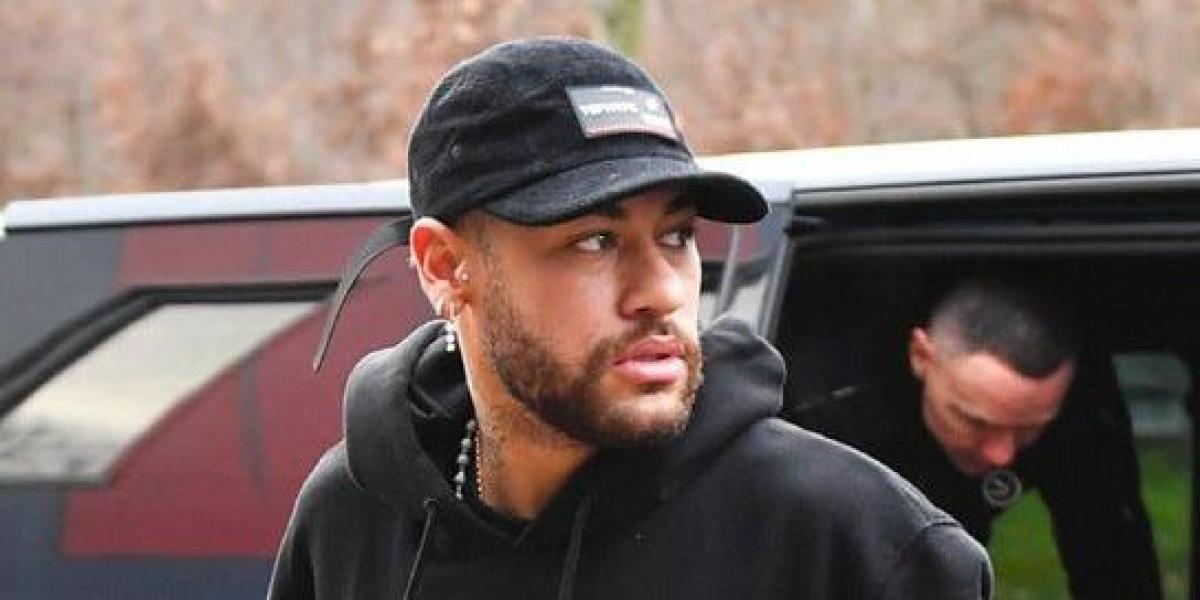 Neymar recoge trofeo para Pelé como el 'Jugador de la historia'