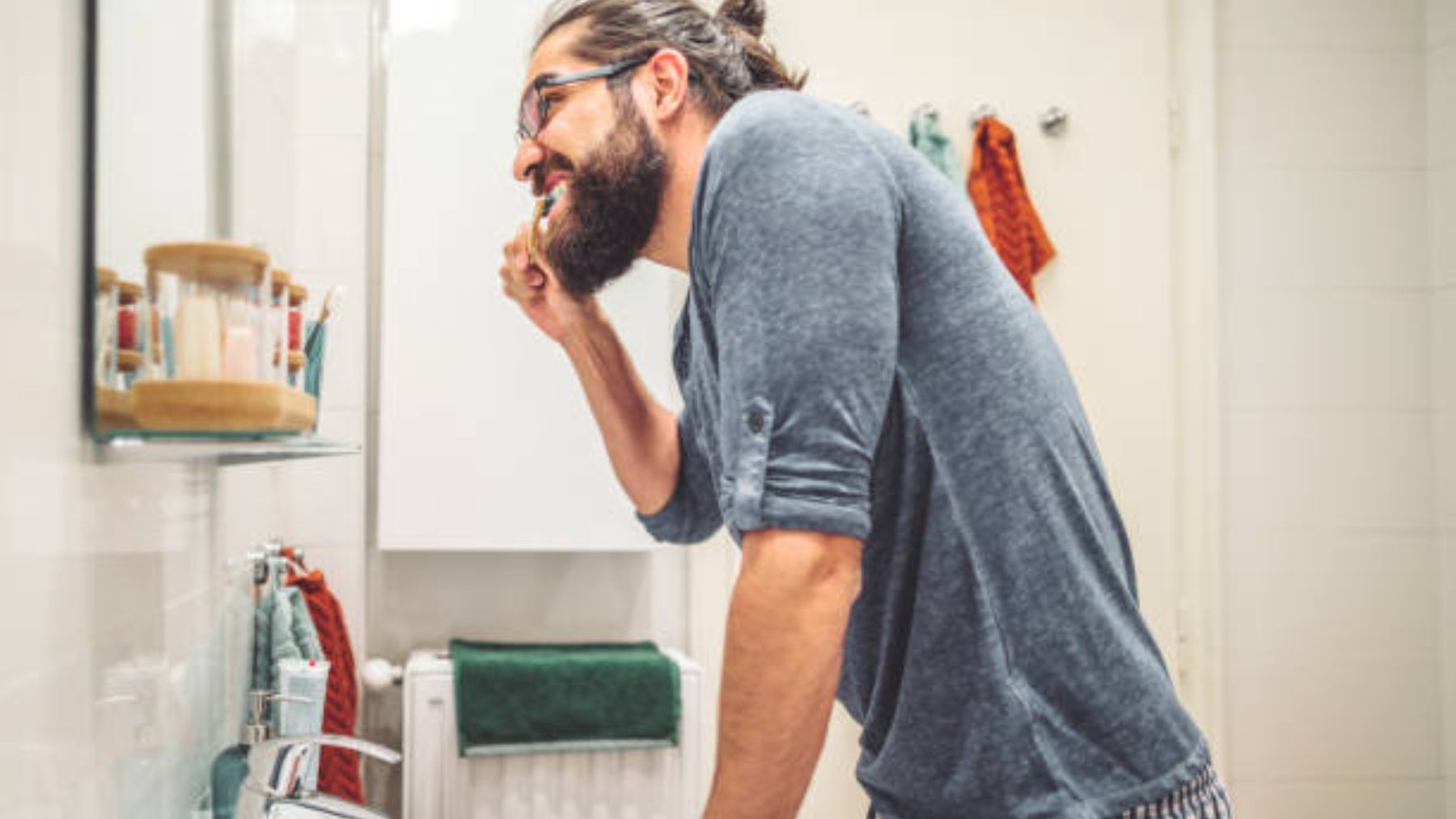 Nunca cometas este error al cepillarte los dientes, podrías arruinarlos