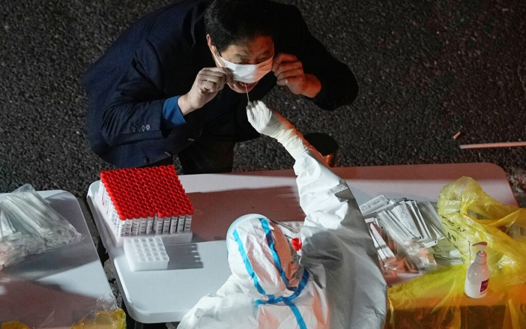 OMS urge a China transparencia frente a futuras pandemias