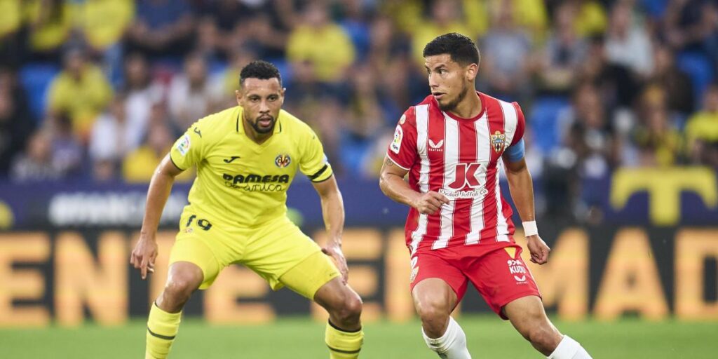 Oficial: Robertone renueva con el Almería hasta 2028