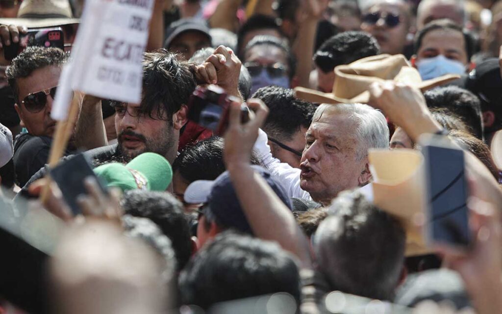 Panistas denuncian presuntas ilegalidades en marcha de AMLO