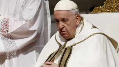 Papa denuncia 'humanidad insaciable de poder y dinero' en misa de Noche Buena