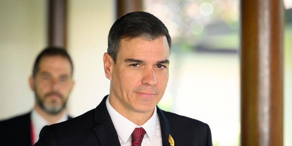 Pedro Sánchez asistirá este viernes en Barcelona al último concierto de Serrat