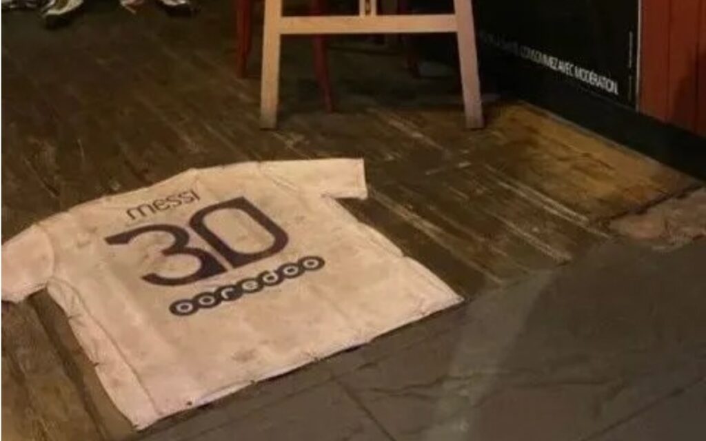 Ponen a Messi (su playera) de tapete en un bar francés | Video