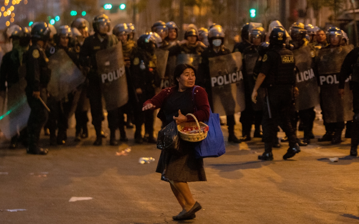 Protestas en Perú dejan al menos 16 manifestantes y 4 policías heridos