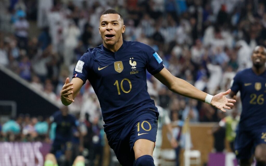Qatar 2022: Felicita Geoff Hurst a Kylian Mbappé por su triplete en la Final | Video