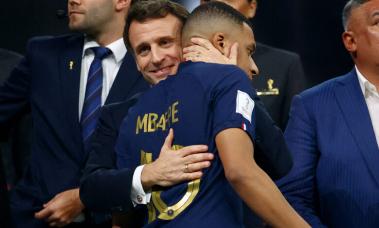 Qatar 2022: Presidente Macron consuela a los jugadores franceses tras la derrota | Video