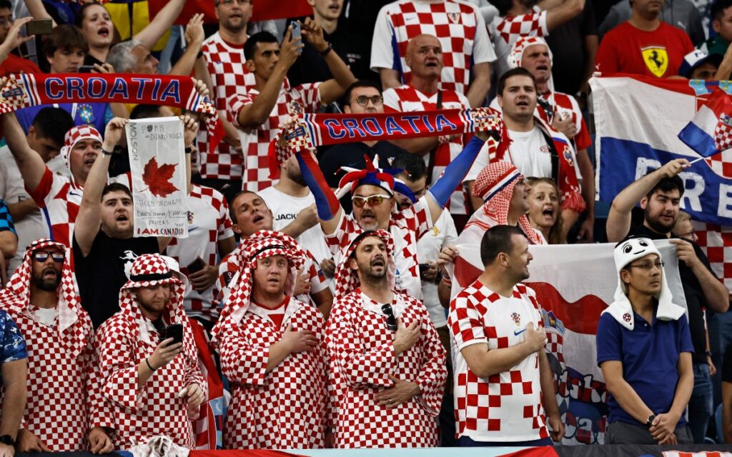 Qatar 2022: Pretenden croatas dar un jaque mate a los japoneses en las tribunas del Al Janoub Stadium | Fotogalería