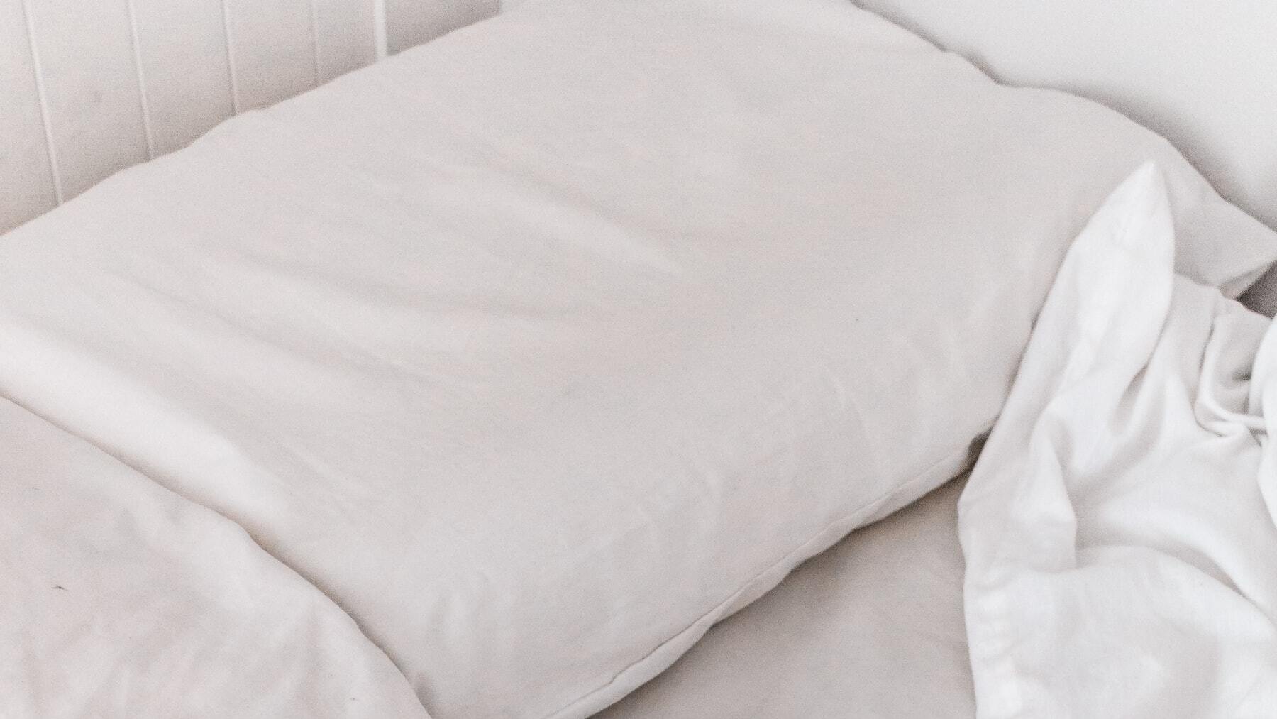 Quita con este truco las manchas amarillentas de las almohadas