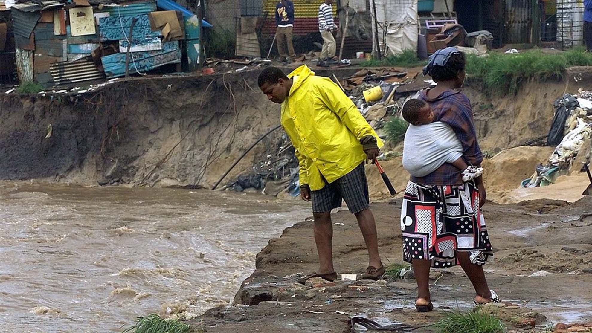 Realizaban una ceremonia religiosa y fueron arrastrados por el furioso río; hay 14 muertos