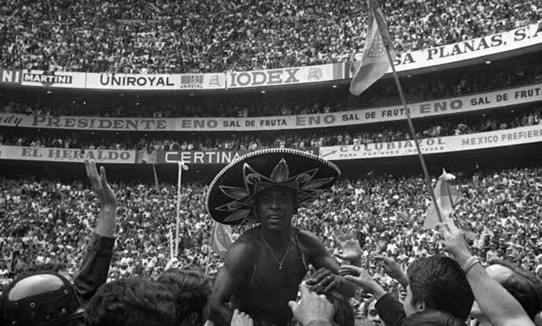 Recuerda y despide Estadio Azteca a Pelé | Tuit