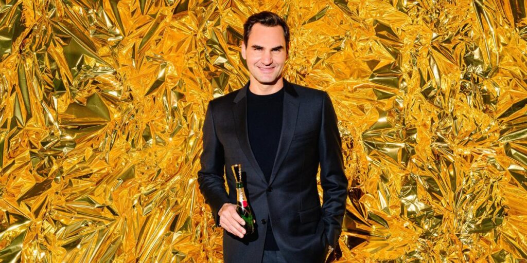 Roger Federer y Rapinoe brindan por una buena causa