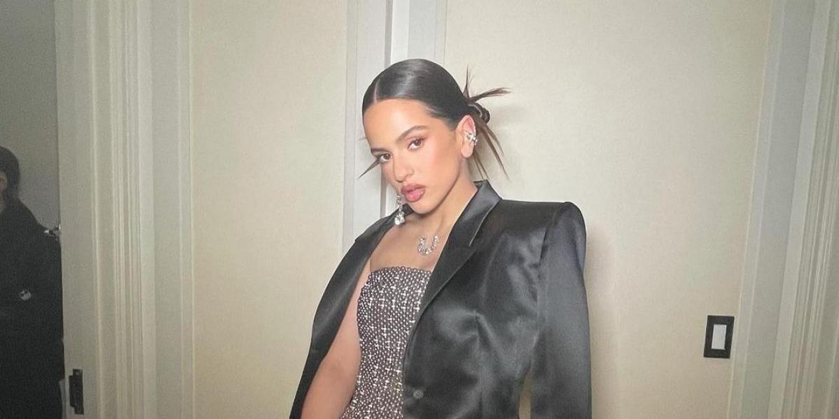 Rosalía 'prende' Instagram con un posado en ropa interior desde Japón