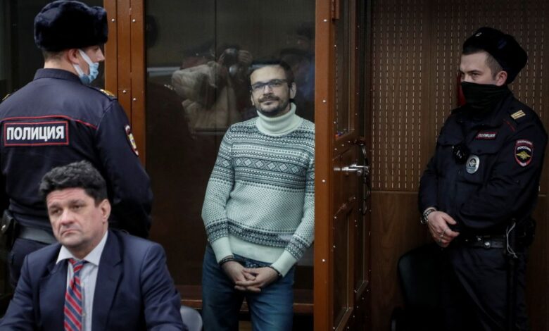 Rusia condena a ocho años y medio de cárcel al opositor Ilia Yashin por cuestionar la versión oficial de la matanza de Bucha