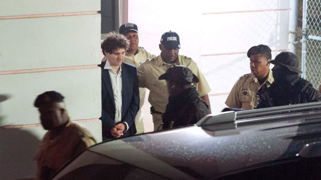 SBF regresa a los EE. UU. para enfrentar una serie de cargos penales