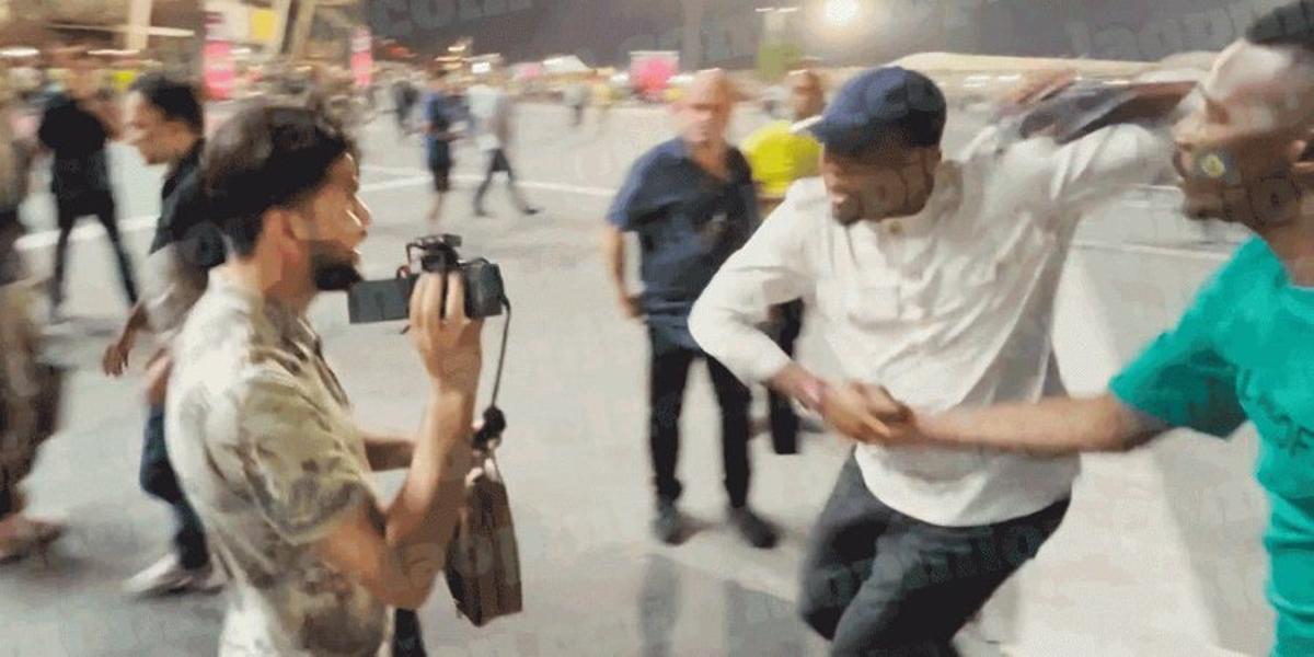 Samuel Eto'o pierde los nervios y le da una patada a un aficionado